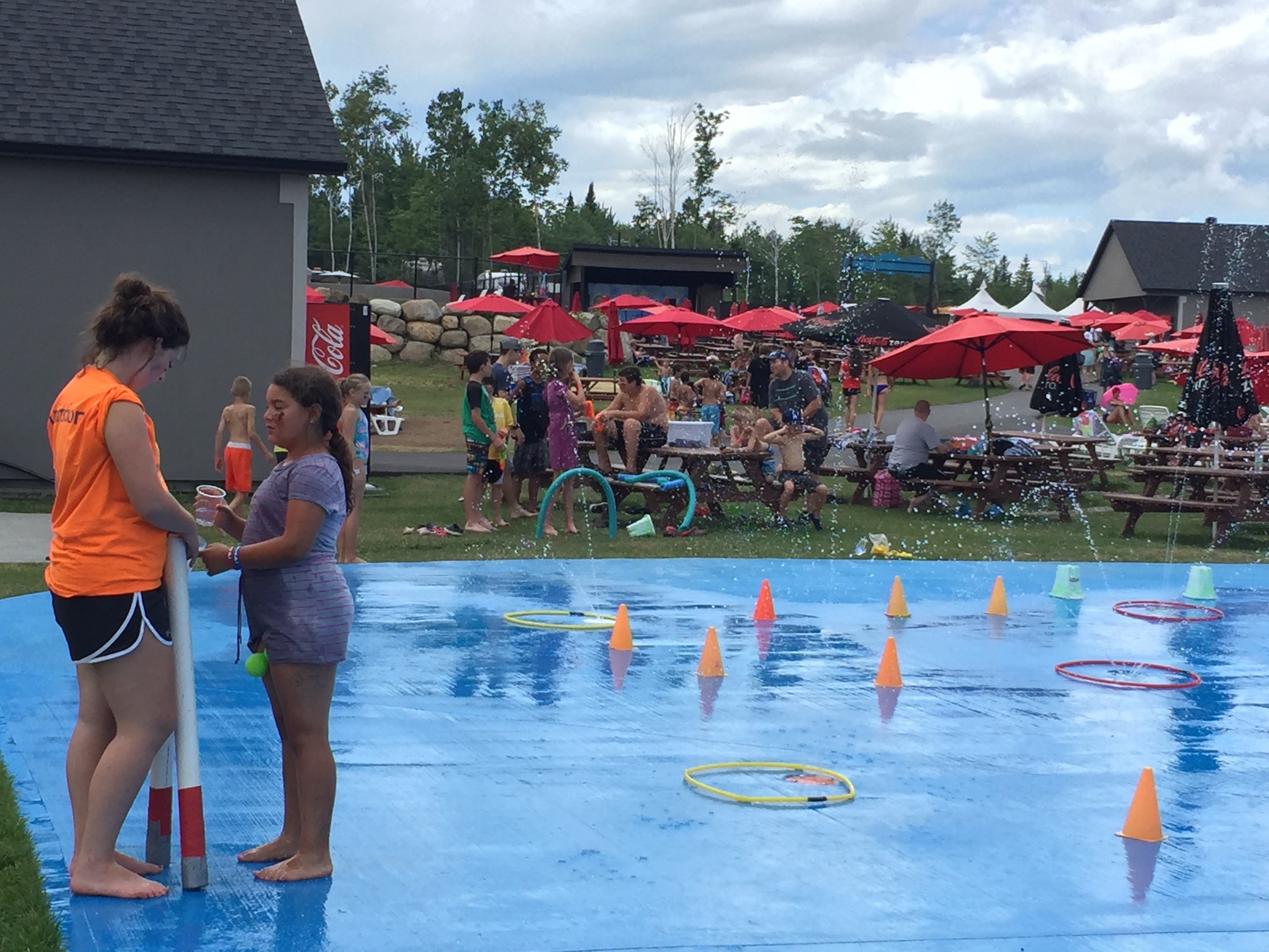 http://www.familycampgrounds.ca/wp-content/uploads/2016/12/animation-enfant-parc-aquatique-atlantide-5.jpg