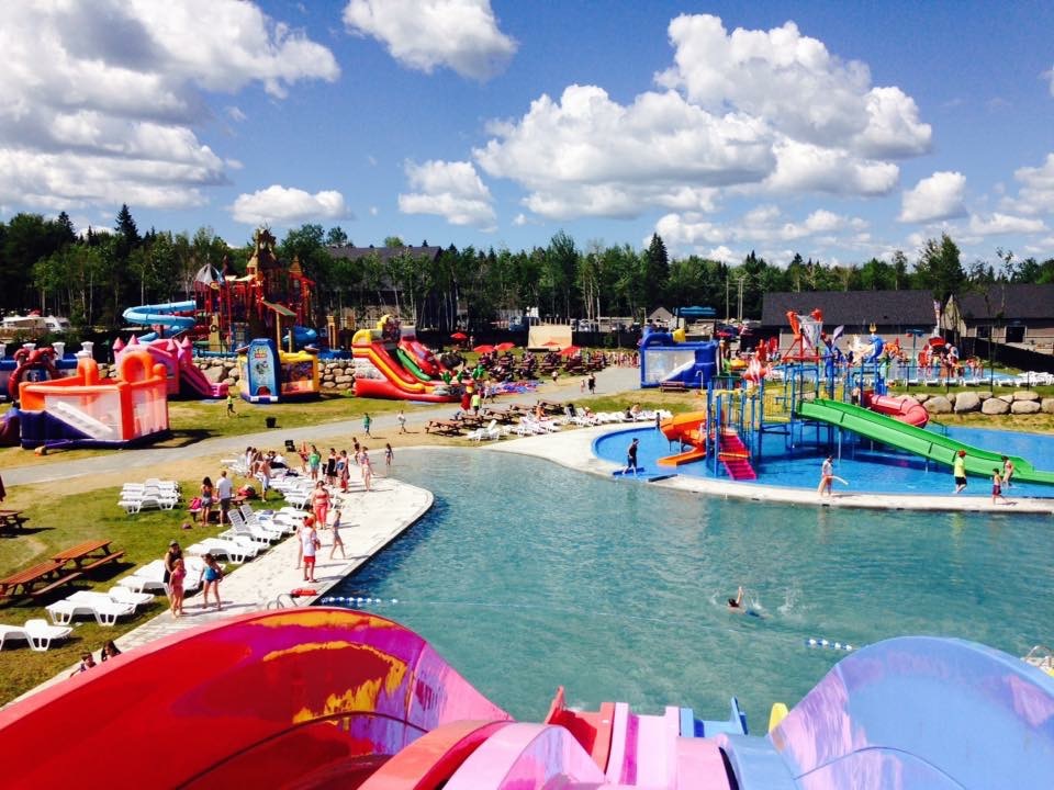 http://www.familycampgrounds.ca/wp-content/uploads/2016/12/glissades-deau-parc-aquatique-atlantide-vue.jpg