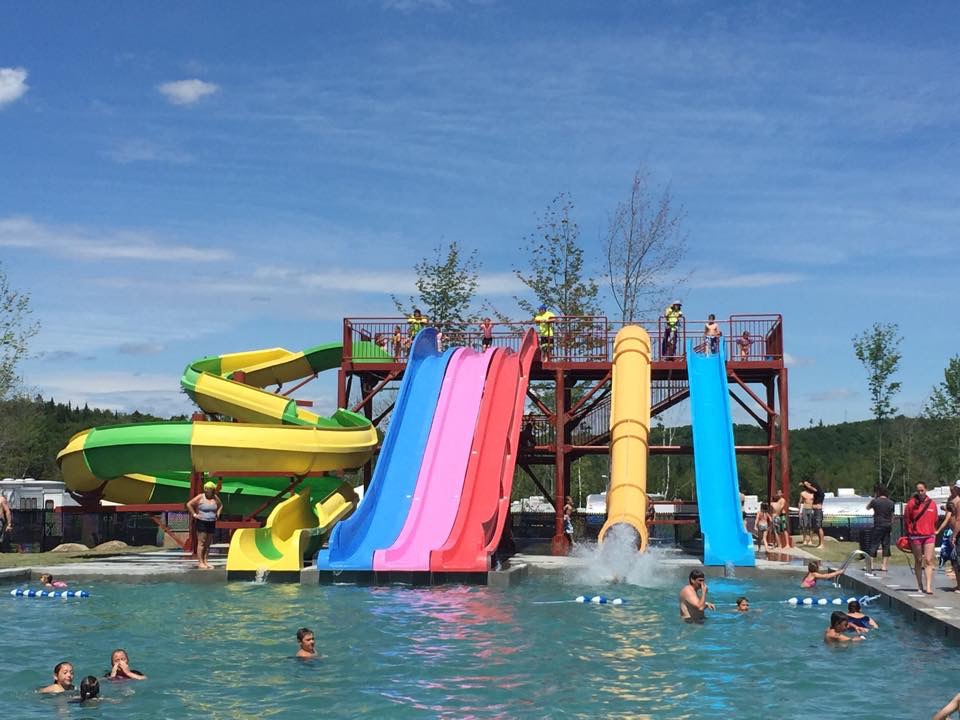 http://www.familycampgrounds.ca/wp-content/uploads/2016/12/glissades-deau-parc-aquatique-atlantide.jpg