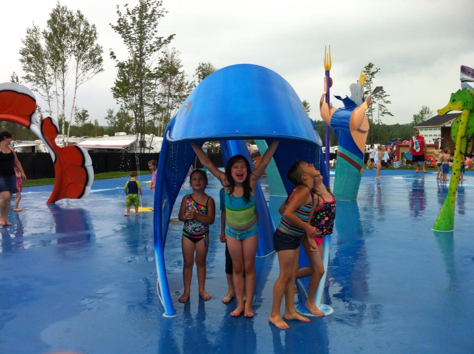 http://www.familycampgrounds.ca/wp-content/uploads/2016/12/jeux-deau-parc-aquatique-atlantide-5.jpeg