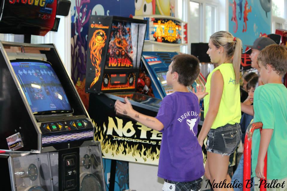 http://www.familycampgrounds.ca/wp-content/uploads/2017/02/camping-familial-complexe-atlantide-arcade.jpg