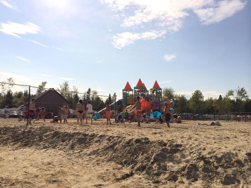 http://www.familycampgrounds.ca/wp-content/uploads/2017/02/volleyball-camping-atlantide-2.jpg