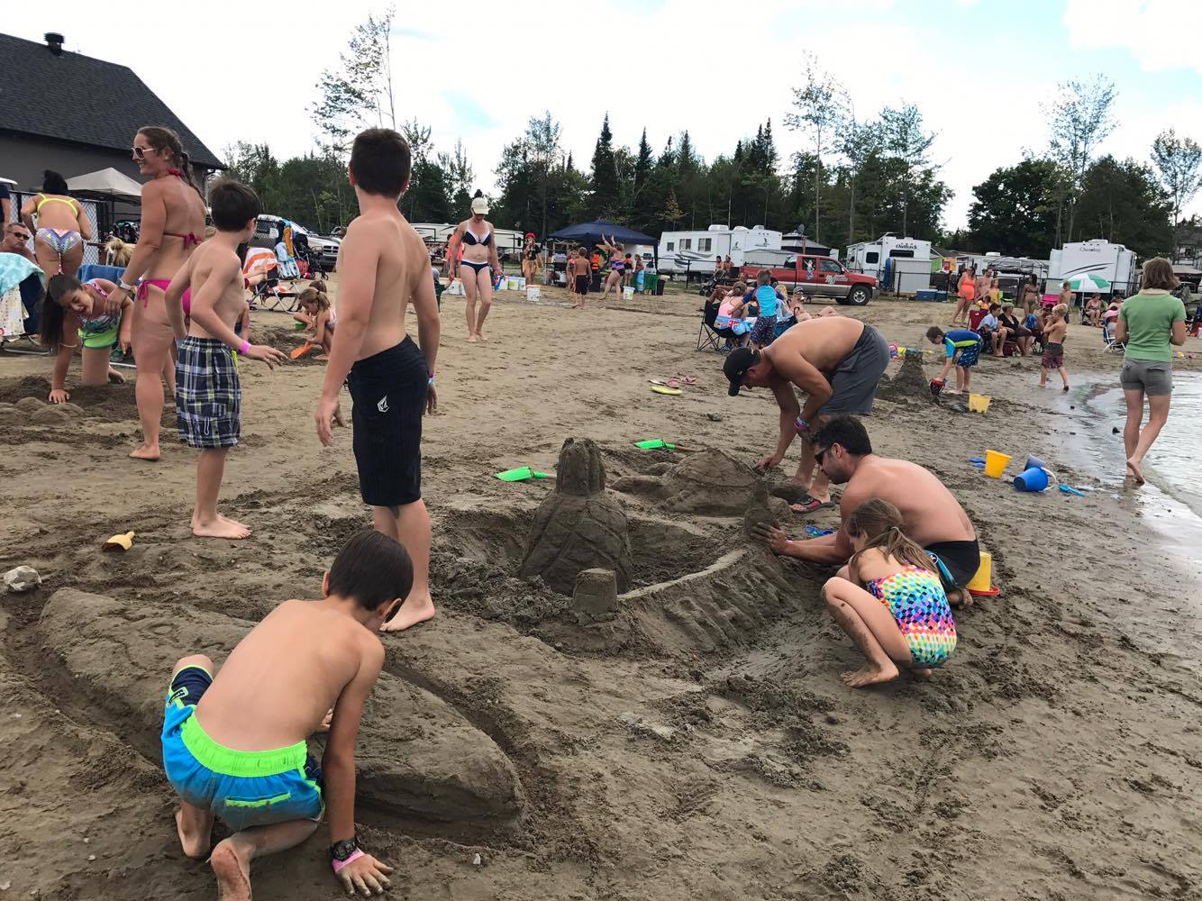 http://www.familycampgrounds.ca/wp-content/uploads/2017/08/beach-party-2017-complexe-atlantide-14.jpg