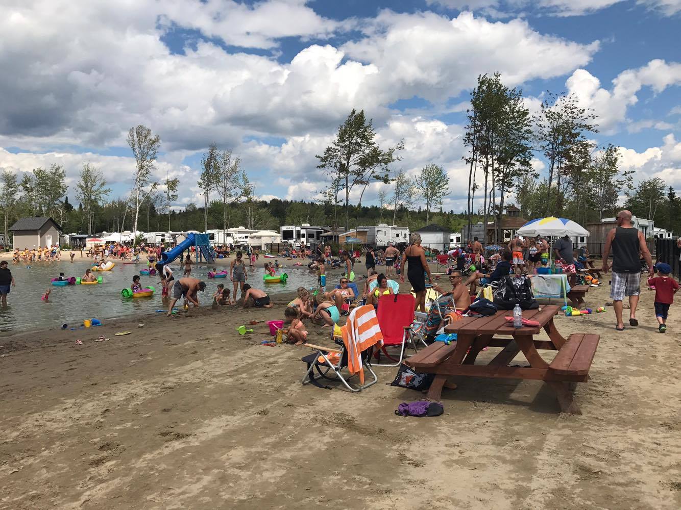 http://www.familycampgrounds.ca/wp-content/uploads/2017/08/beach-party-2017-complexe-atlantide-15.jpg