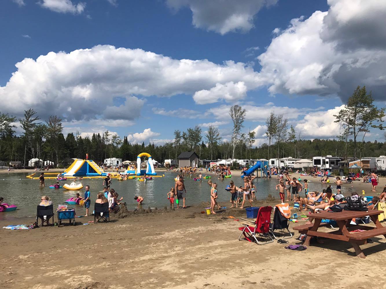 http://www.familycampgrounds.ca/wp-content/uploads/2017/08/beach-party-2017-complexe-atlantide-6.jpg