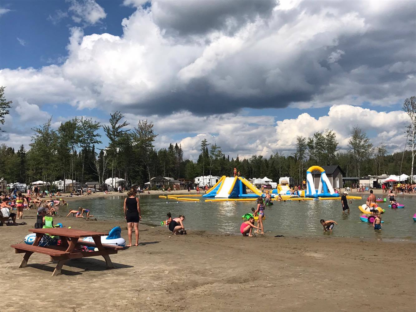 http://www.familycampgrounds.ca/wp-content/uploads/2017/08/beach-party-2017-complexe-atlantide-7.jpg