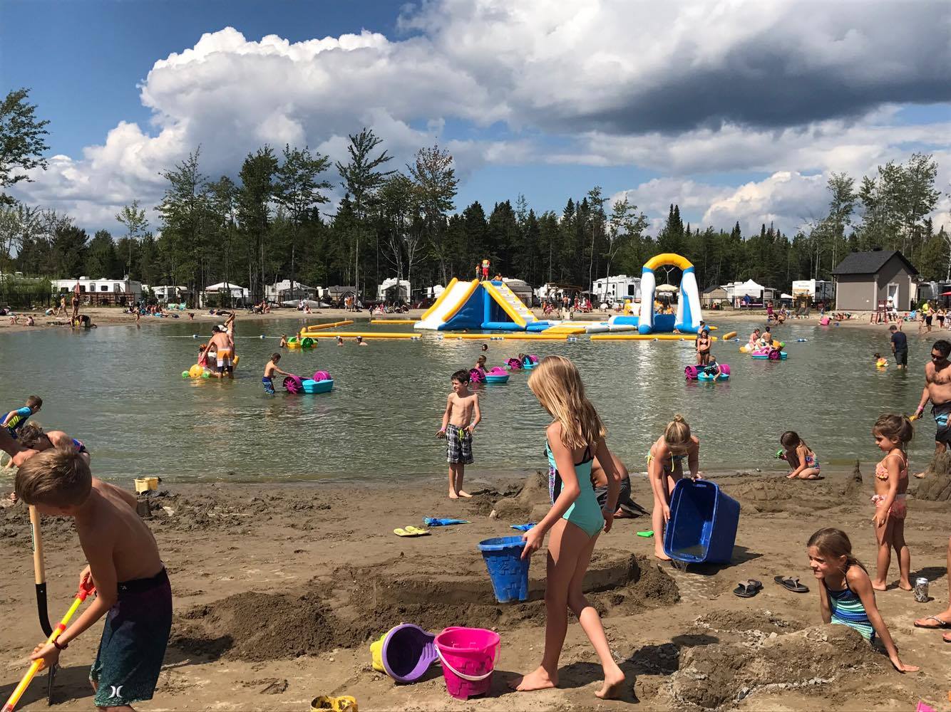 http://www.familycampgrounds.ca/wp-content/uploads/2017/08/beach-party-2017-complexe-atlantide-8.jpg