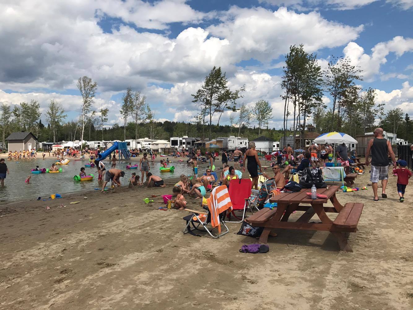 http://www.familycampgrounds.ca/wp-content/uploads/2018/01/beach-party-2017-complexe-atlantide-15.jpg